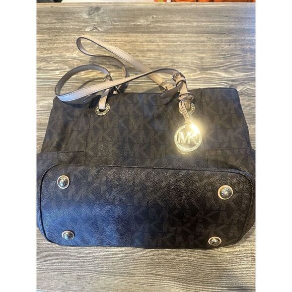 Michael Kors Brown Leather Tote Handbag. Gold Hardware. No Inside Stains. - Picture 3 of 9